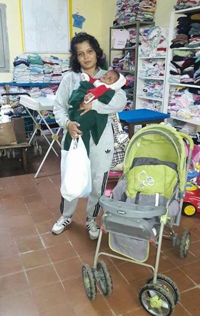 Madrinas por la vida colabora con madre colombiana que vive en Quarai junto a su bebé Carlos  Andrés y a su esposo