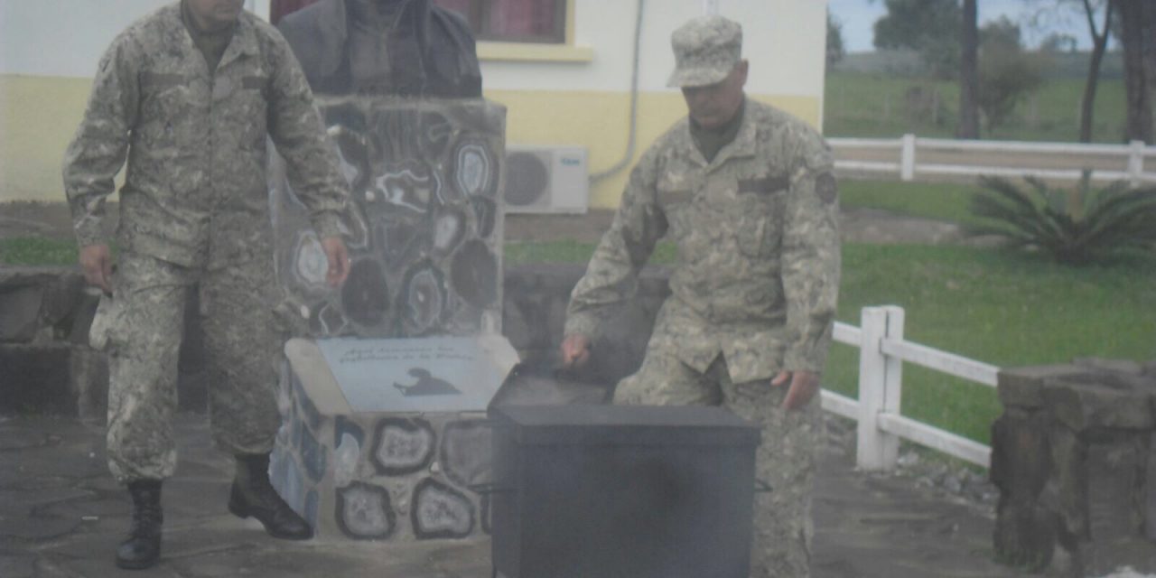 Se llevó a cabo la ceremonia anual de incineración de pabellones en el Regimiento 10 de Artigas