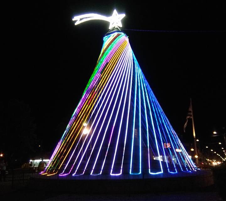 ARTIGAS BRILLA,Se encendió el árbol navideño en Plaza Batlle
