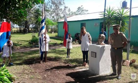 Ejercito uruguayo dona busto de Artigas a escuela rural de Rincón de Franquia