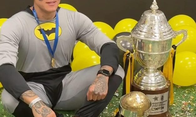 EL ARTIGUENSE AGUERRE CELEBRÓ EL TÍTULO DE PEÑAROL COMO BATMAN