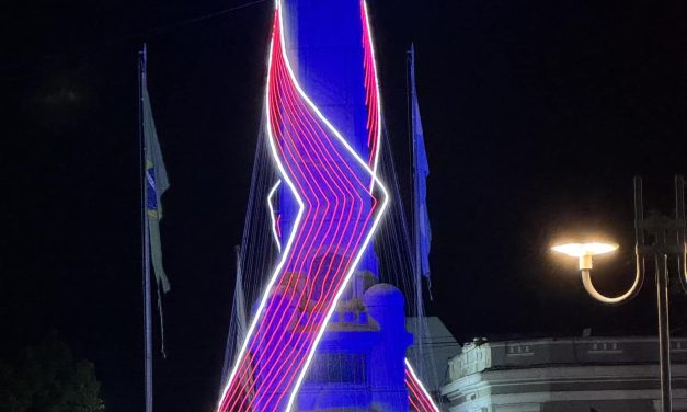 OBELISCO ILUMINADO EN PLAZA BATLLE
