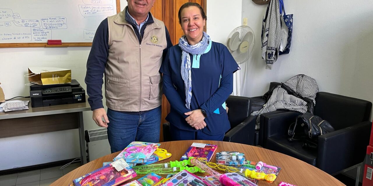 ROTARY SEMBRADOR DONÓ JUEGOS DE MESA Y JUGUETES AL CENTRO DE SALUD