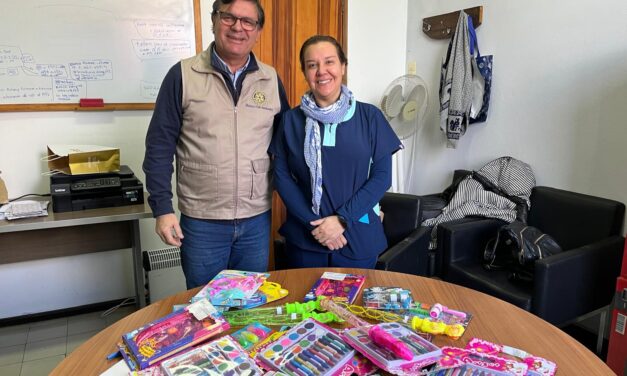 ROTARY SEMBRADOR DONÓ JUEGOS DE MESA Y JUGUETES AL CENTRO DE SALUD