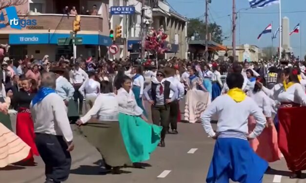 ARTIGAS VIVIÓ EL DESFILE DEL 25 DE AGOSTO