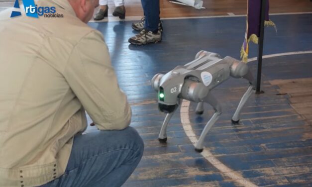 EL PERRO ROBOT QUE ACAPARÓ LA ATENCIÓN EN LA EXPO EDUCA DE ARTIGAS