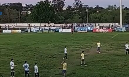 GRAVES INCIDENTES EN EL ESTADIO MATÍAS GONZÁLEZ ENTRE HINCHAS DE CENTENARIO Y BELLA VISTA.UN JUGADOR PAPAL ESTÁ EMPLAZADO POR AGRESIÓN AL JUEZ.