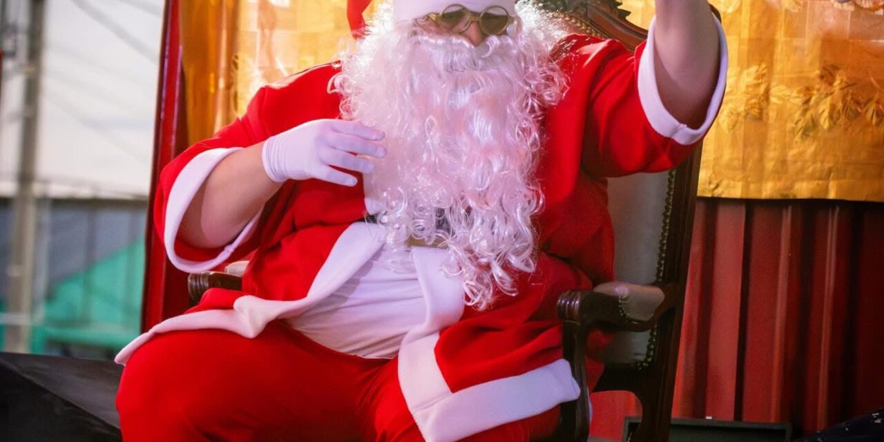 PAPÁ NOEL RECORRIÓ LOS BARRIOS DE ARTIGAS JUNTO AL INTENDENTE SORAVILLA