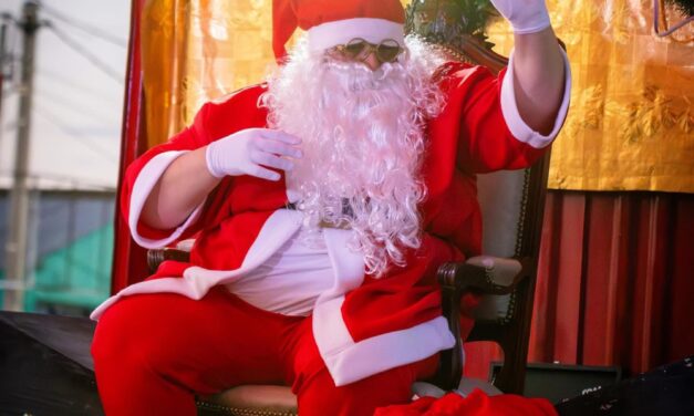 PAPÁ NOEL RECORRIÓ LOS BARRIOS DE ARTIGAS JUNTO AL INTENDENTE SORAVILLA