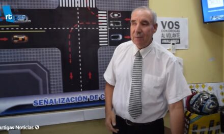 MÁS DE CUATRO DÉCADAS FORMANDO CONDUCTORES EN ARTIGAS 𝗖𝗼𝗻 𝗺𝗮́𝘀 𝗱𝗲 𝟰𝟬 𝗮𝗻̃𝗼𝘀 𝗱𝗲 𝘁𝗿𝗮𝘆𝗲𝗰𝘁𝗼𝗿𝗶𝗮, 𝗠𝗮𝘅𝗶𝗺𝗶𝗹𝗶𝗮𝗻𝗼 𝗚𝗼𝗻𝘇𝗮́𝗹𝗲𝘇 𝘀𝗲 𝗵𝗮 𝘁𝗿𝗮𝗻𝘀𝗳𝗼𝗿𝗺𝗮𝗱𝗼 𝗲𝗻 𝘂𝗻𝗮 𝗿𝗲𝗳𝗲𝗿𝗲𝗻𝗰𝗶𝗮 𝗶𝗻𝗱𝗶𝘀𝗰𝘂𝘁𝗶𝗱𝗮 𝗲𝗻 𝗹𝗮 𝗳𝗼𝗿𝗺𝗮𝗰𝗶𝗼́𝗻 𝘁𝗲𝗼́𝗿𝗶𝗰𝗮 𝗱𝗲 𝗾𝘂𝗶𝗲𝗻𝗲𝘀 𝗯𝘂𝘀𝗰𝗮𝗻 𝗼𝗯𝘁𝗲𝗻𝗲𝗿 𝗹𝗮 𝗹𝗶𝗰𝗲𝗻𝗰𝗶𝗮 𝗱𝗲 𝗰𝗼𝗻𝗱𝘂𝗰𝗶𝗿 𝗲𝗻 𝗲𝗹 𝗱𝗲𝗽𝗮𝗿𝘁𝗮𝗺𝗲𝗻𝘁𝗼 𝗱𝗲 𝗔𝗿𝘁𝗶𝗴𝗮𝘀.