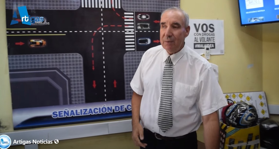 MÁS DE CUATRO DÉCADAS FORMANDO CONDUCTORES EN ARTIGAS 𝗖𝗼𝗻 𝗺𝗮́𝘀 𝗱𝗲 𝟰𝟬 𝗮𝗻̃𝗼𝘀 𝗱𝗲 𝘁𝗿𝗮𝘆𝗲𝗰𝘁𝗼𝗿𝗶𝗮, 𝗠𝗮𝘅𝗶𝗺𝗶𝗹𝗶𝗮𝗻𝗼 𝗚𝗼𝗻𝘇𝗮́𝗹𝗲𝘇 𝘀𝗲 𝗵𝗮 𝘁𝗿𝗮𝗻𝘀𝗳𝗼𝗿𝗺𝗮𝗱𝗼 𝗲𝗻 𝘂𝗻𝗮 𝗿𝗲𝗳𝗲𝗿𝗲𝗻𝗰𝗶𝗮 𝗶𝗻𝗱𝗶𝘀𝗰𝘂𝘁𝗶𝗱𝗮 𝗲𝗻 𝗹𝗮 𝗳𝗼𝗿𝗺𝗮𝗰𝗶𝗼́𝗻 𝘁𝗲𝗼́𝗿𝗶𝗰𝗮 𝗱𝗲 𝗾𝘂𝗶𝗲𝗻𝗲𝘀 𝗯𝘂𝘀𝗰𝗮𝗻 𝗼𝗯𝘁𝗲𝗻𝗲𝗿 𝗹𝗮 𝗹𝗶𝗰𝗲𝗻𝗰𝗶𝗮 𝗱𝗲 𝗰𝗼𝗻𝗱𝘂𝗰𝗶𝗿 𝗲𝗻 𝗲𝗹 𝗱𝗲𝗽𝗮𝗿𝘁𝗮𝗺𝗲𝗻𝘁𝗼 𝗱𝗲 𝗔𝗿𝘁𝗶𝗴𝗮𝘀.