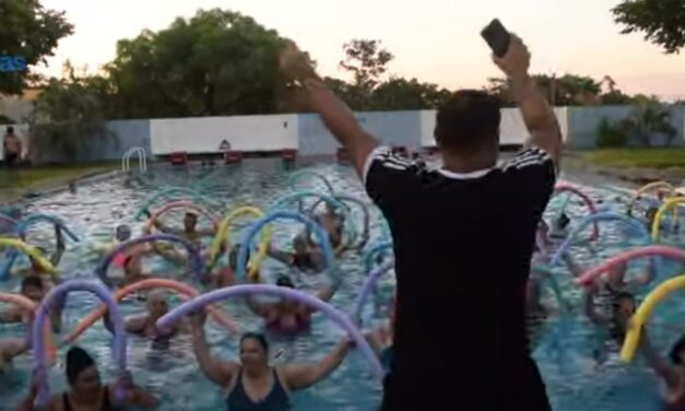 GRAN CONCURRENCIA DE PÚBLICO A LAS CLASES DE RITMO ACUÁTICO EN LA PISCINA MUNICIPAL