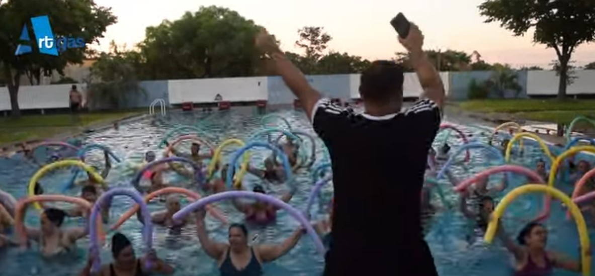 GRAN CONCURRENCIA DE PÚBLICO A LAS CLASES DE RITMO ACUÁTICO EN LA PISCINA MUNICIPAL