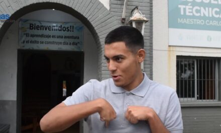 LEONE PINTO, ALUMNO SORDO, SERÁ ABANDERADO DE LA BANDERA DE ARTIGAS EN UTU. 𝙇𝙚𝙤𝙣𝙚 𝙙𝙚𝙨𝙩𝙖𝙘𝙖 𝙡𝙖 𝙞𝙣𝙘𝙡𝙪𝙨𝙞𝙤́𝙣 𝙦𝙪𝙚 𝙡𝙚 𝙥𝙚𝙧𝙢𝙞𝙩𝙞𝙤́ 𝙚𝙨𝙩𝙪𝙙𝙞𝙖𝙧, 𝙨𝙪𝙥𝙚𝙧𝙖𝙧𝙨𝙚 𝙮 𝙖𝙡𝙘𝙖𝙣𝙯𝙖𝙧 𝙚𝙨𝙩𝙚 𝙧𝙚𝙘𝙤𝙣𝙤𝙘𝙞𝙢𝙞𝙚𝙣𝙩𝙤.