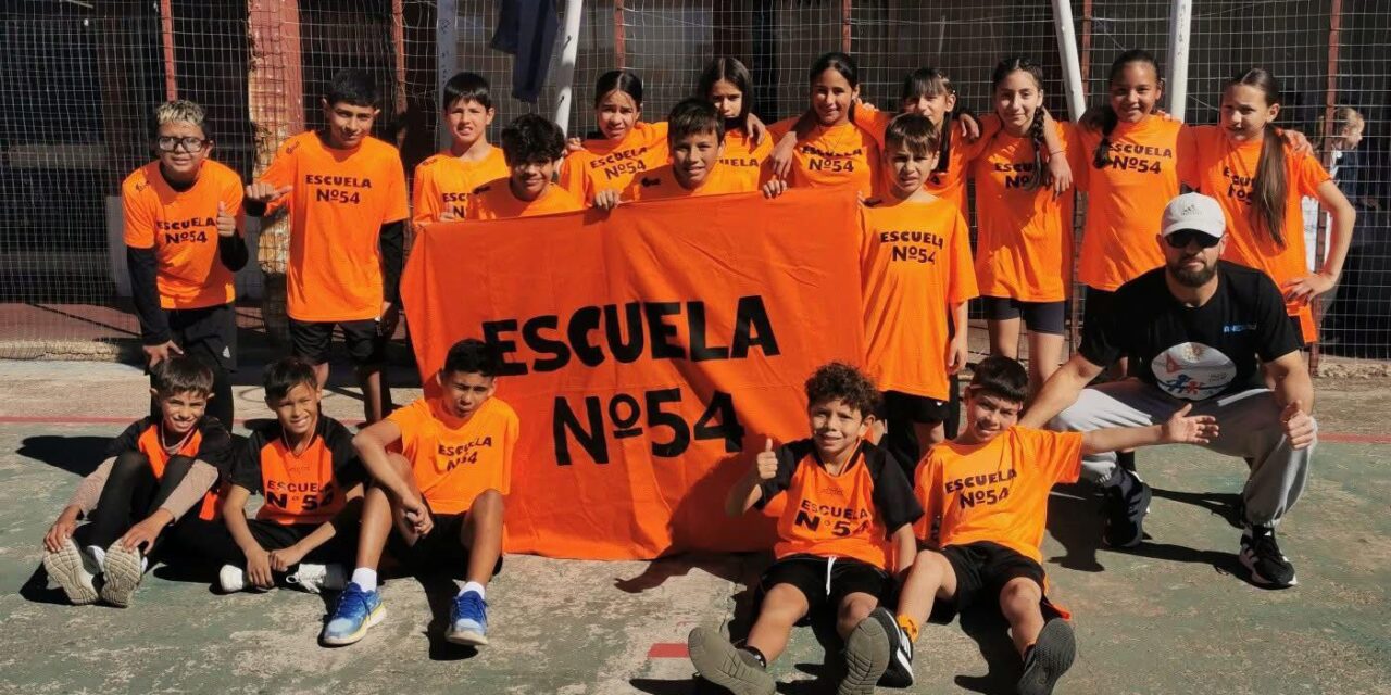 LA ESCUELA 54 GANÓ UNA HISTÓRICA EDICIÓN NÚMERO 50 DE LA POSTA ESCOLAR UNA COMPETENCIA ÚNICA EN EL PAÍS QUE AÑO A AÑO CONGREGA A CIENTOS DE PERSONAS Y UNE A TODA LA COMUNIDAD EDUCATIVA
