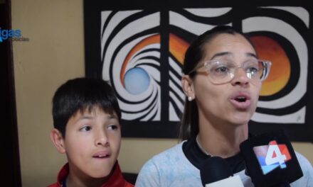 LA MADRE QUE CORRIÓ AL LADO DE SU HIJO Y EMOCIONÓ A TODOS LOS ARTIGUENSES EN LA POSTA ESCOLAR