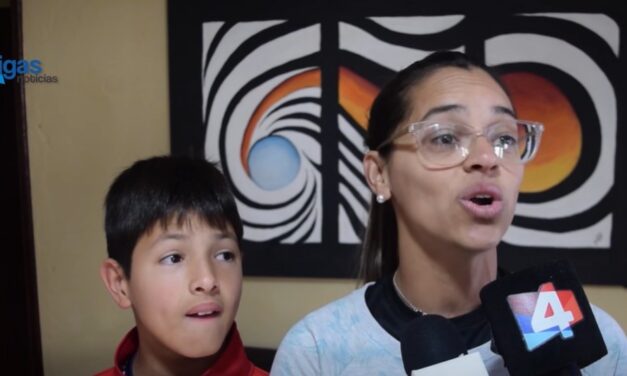LA MADRE QUE CORRIÓ AL LADO DE SU HIJO Y EMOCIONÓ A TODOS LOS ARTIGUENSES EN LA POSTA ESCOLAR
