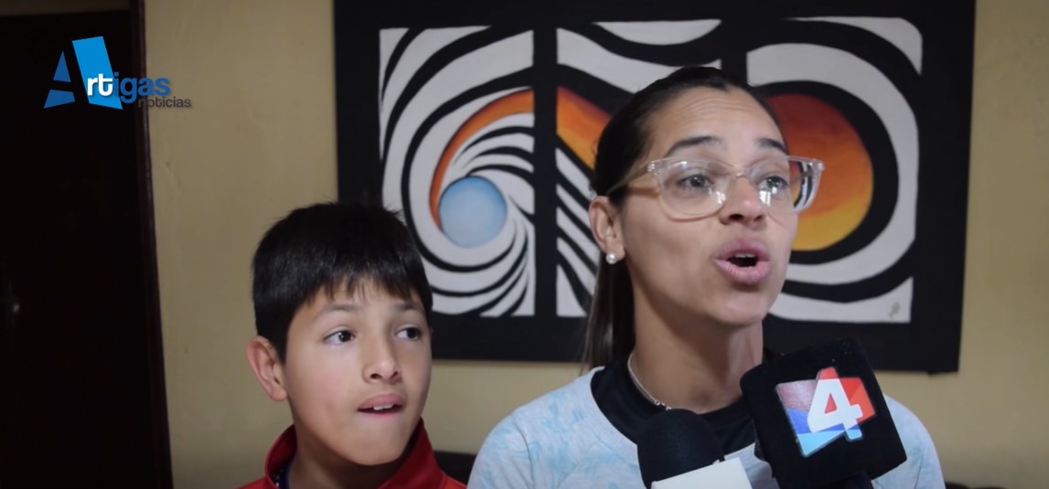 LA MADRE QUE CORRIÓ AL LADO DE SU HIJO Y EMOCIONÓ A TODOS LOS ARTIGUENSES EN LA POSTA ESCOLAR